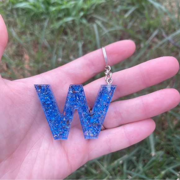 Initial Keychain W Handmade With Resin - Picture 4 of 7